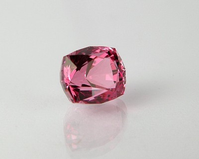Spinel 2.00 cts. after re-cut 0026.JPG